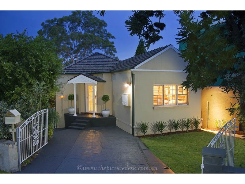 18 Sugarloaf Crescent, Castlecrag NSW 2068