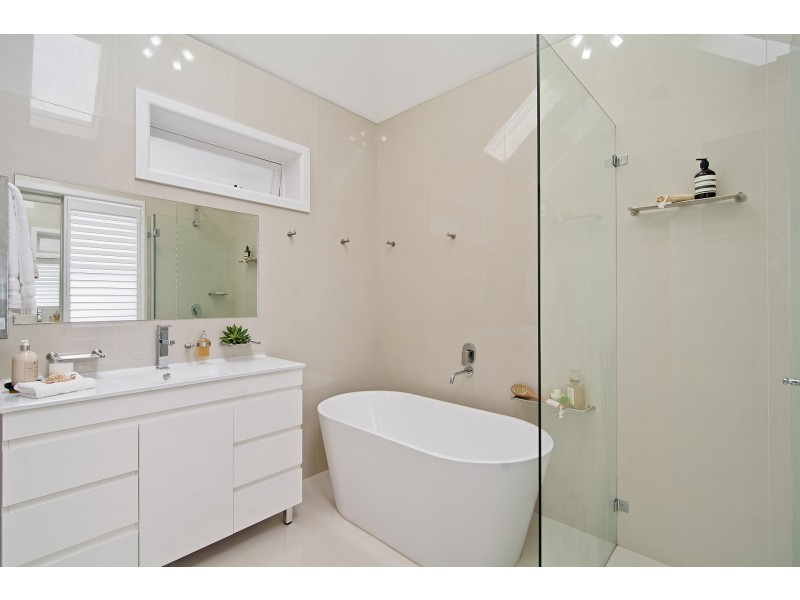 1 Victoria Avenue, Middle Cove NSW 2068