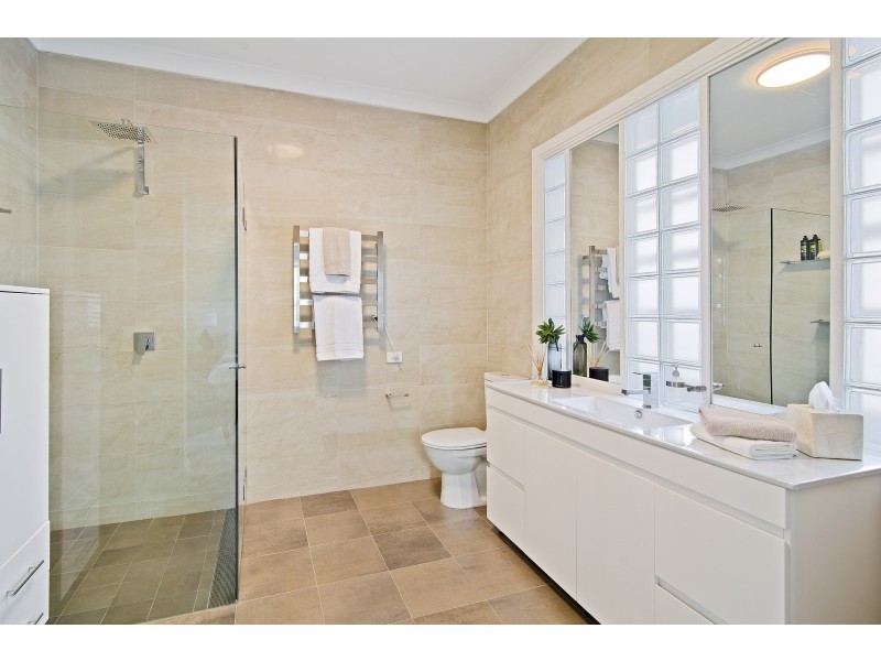 1 Victoria Avenue, Middle Cove NSW 2068