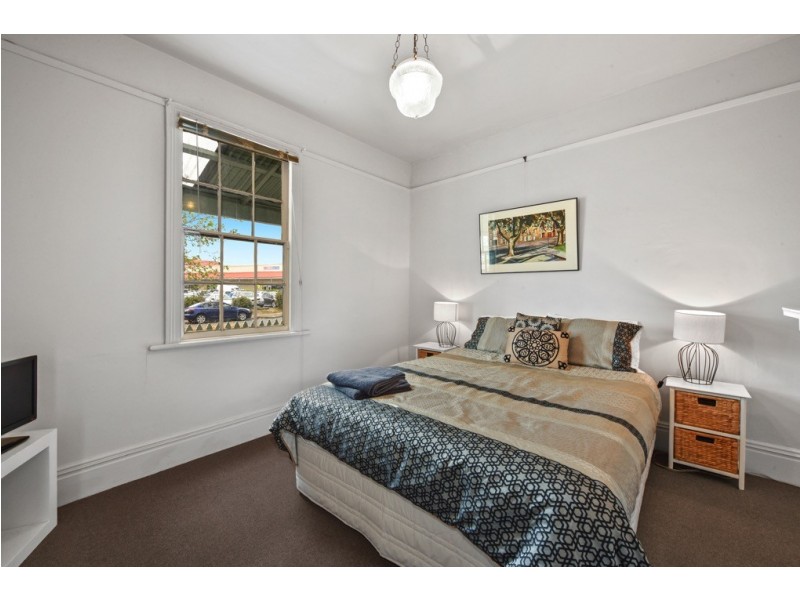 8 Racecourse Cres, Launceston TAS 7250
