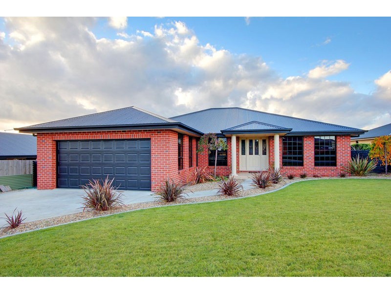 12 Bartlett Grove, Newnham TAS 7248