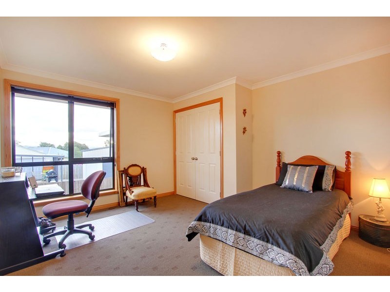12 Bartlett Grove, Newnham TAS 7248