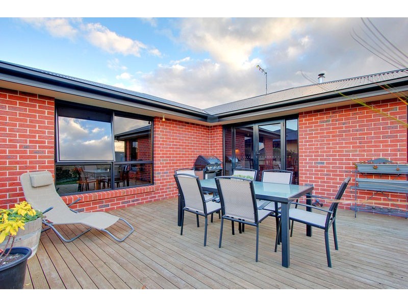 12 Bartlett Grove, Newnham TAS 7248