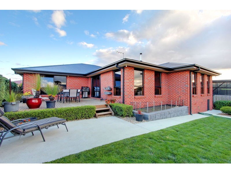 12 Bartlett Grove, Newnham TAS 7248