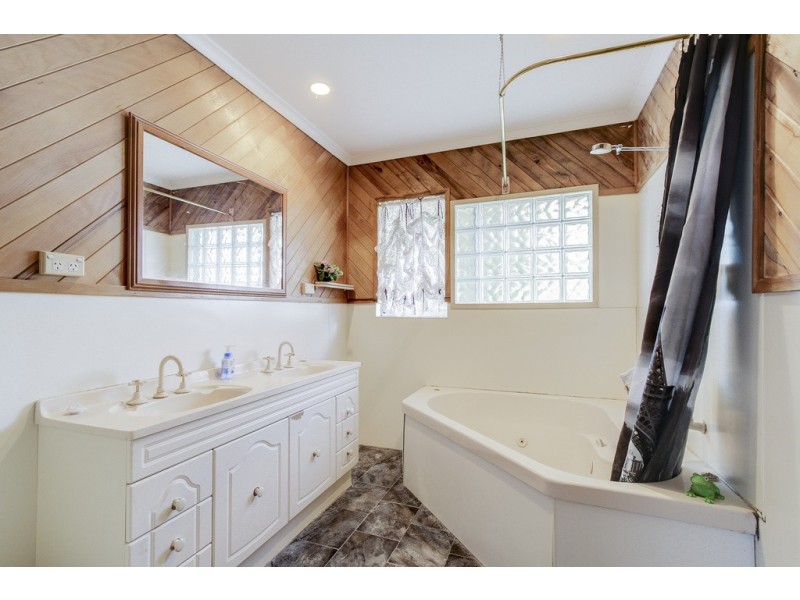 18 Crandon Cres, Newnham TAS 7248