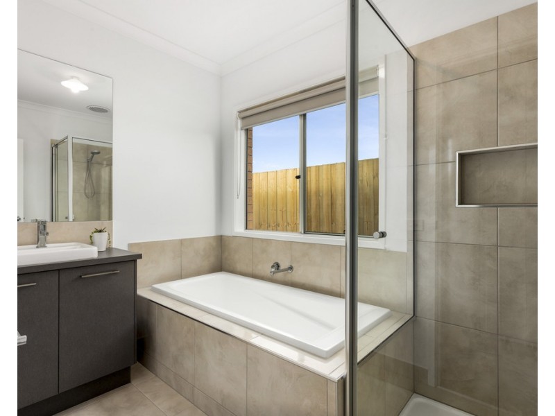 53 Miranda Crescent, St Leonards VIC 3223