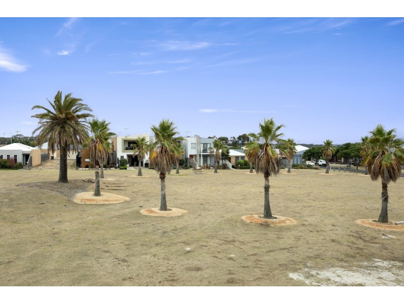 7 Seacrest Walk, St Leonards VIC 3223