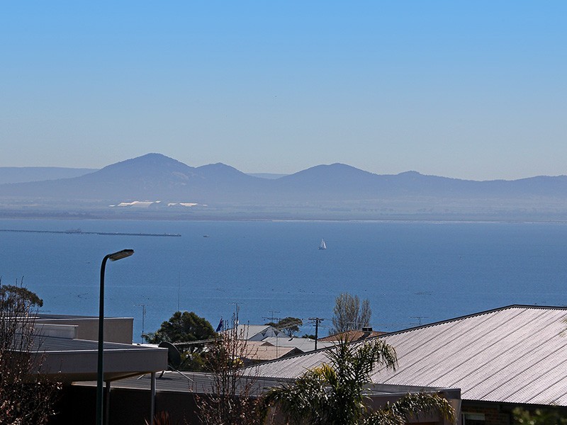 2/23 Wintersun Court, Drysdale VIC 3222