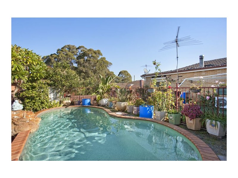 6 Sturt Ave, Georges Hall NSW 2198