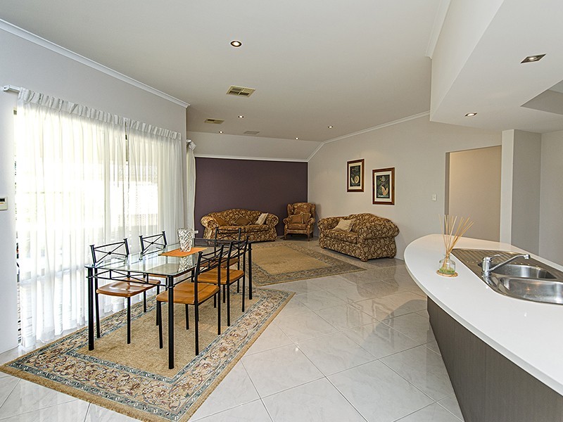 27 Oak Ridge Meander, Success WA 6164