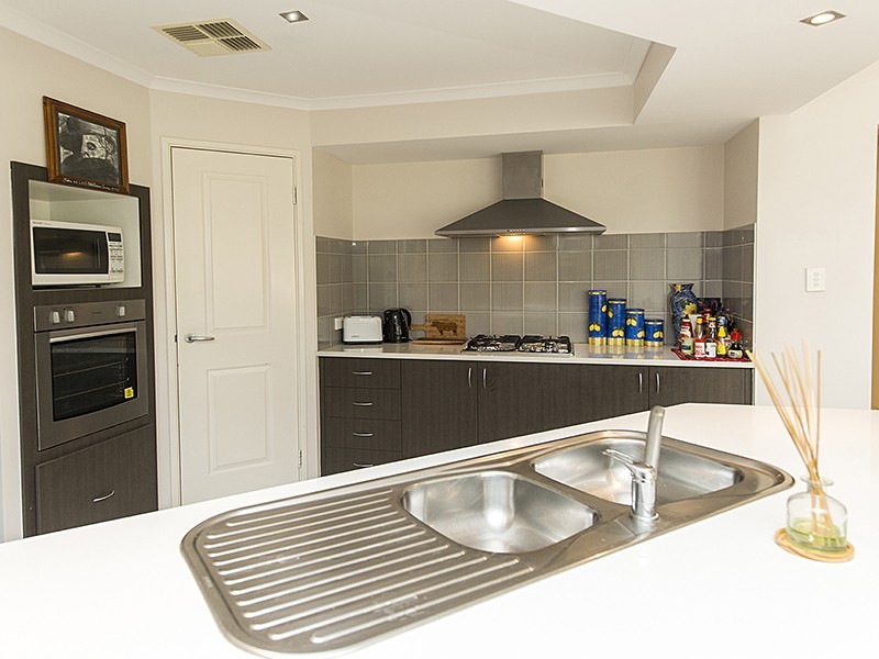 27 Oak Ridge Meander, Success WA 6164