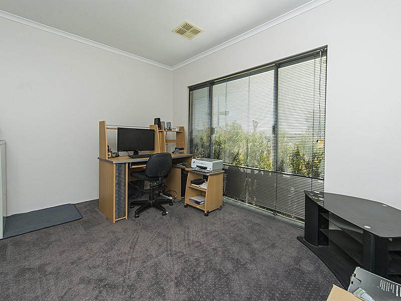 27 Oak Ridge Meander, Success WA 6164