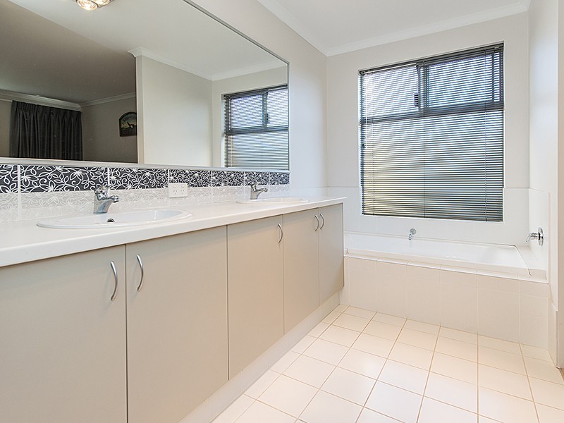 27 Oak Ridge Meander, Success WA 6164