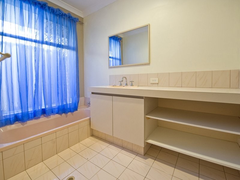 8 Parakeela Grove, Maddington WA 6109