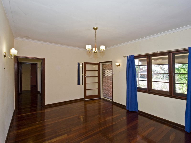 11 Clinton Avenue, St James WA 6102