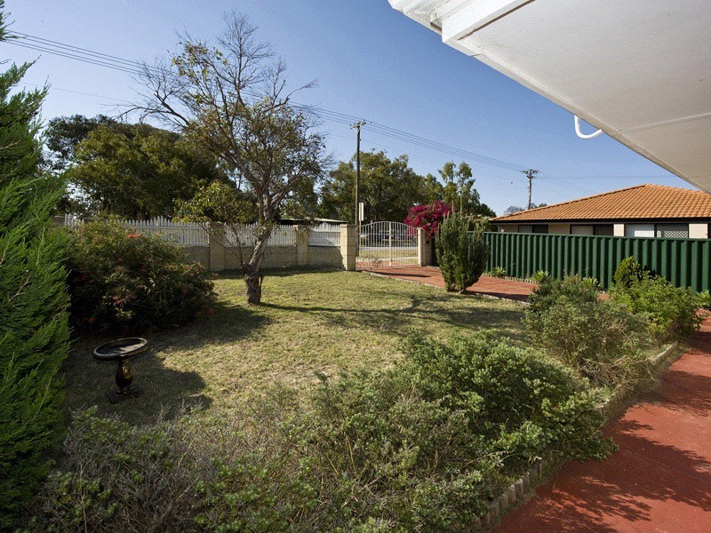 219 Treasure Road, Queens Park WA 6107