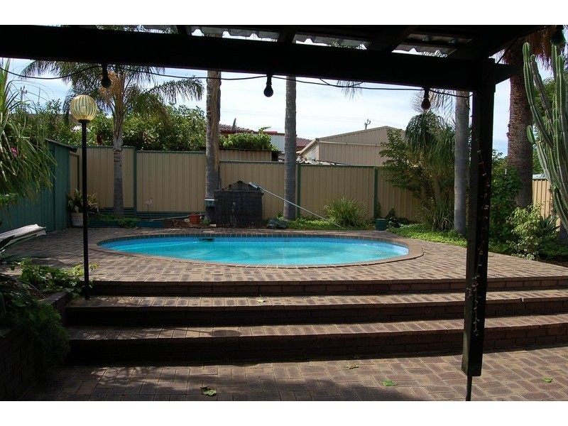 6 Lowes Street, Cloverdale WA 6105