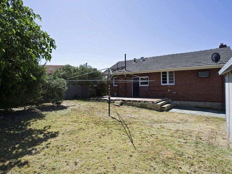 11 Clinton Avenue, St James WA 6102