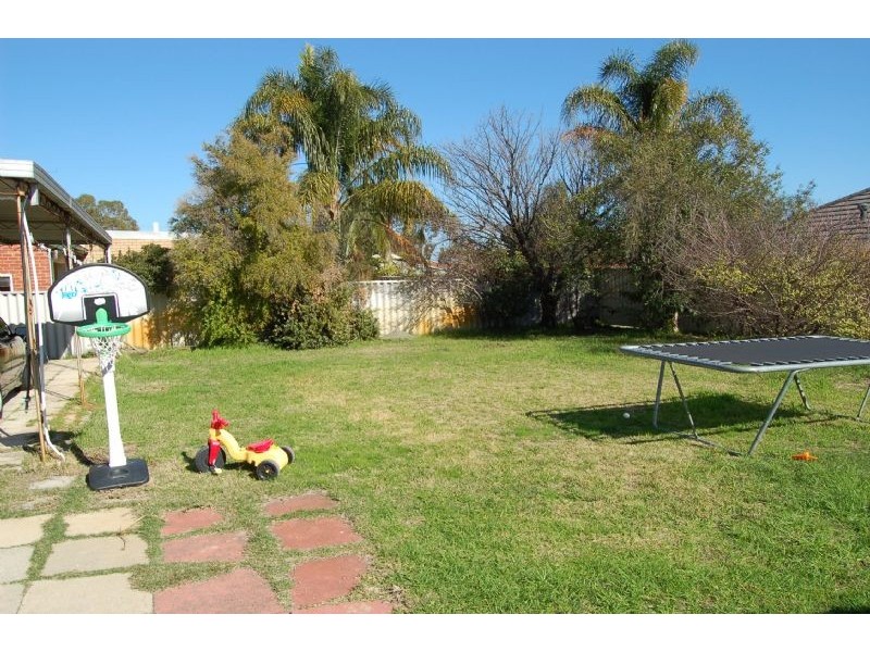 5 Beverley Road, Cloverdale WA 6105