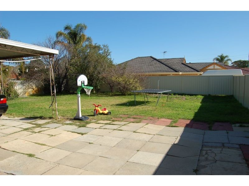 5 Beverley Road, Cloverdale WA 6105