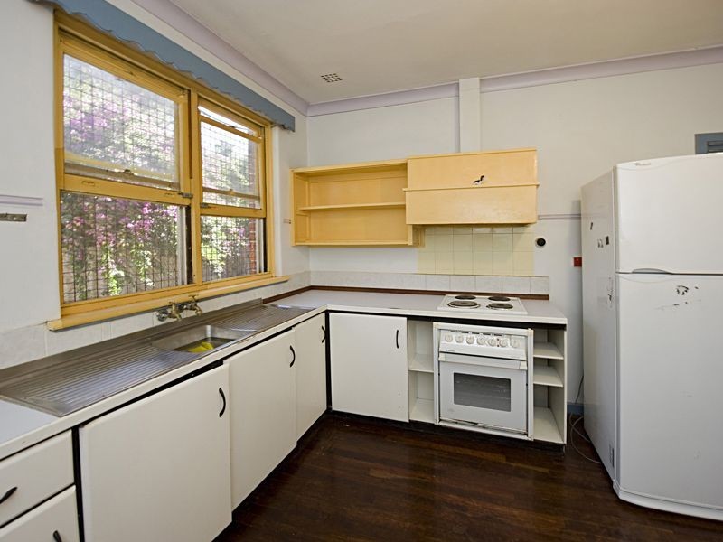 46 Upton Street, St James WA 6102