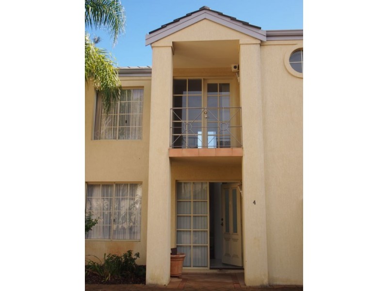 4/5 MacLeod Road, Applecross WA 6153