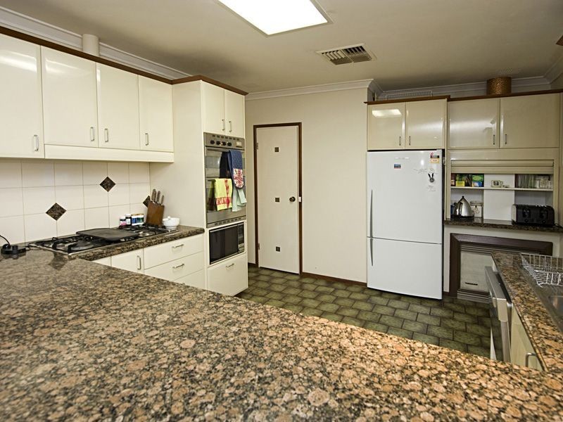 32 Redmond Street, Salter Point WA 6152