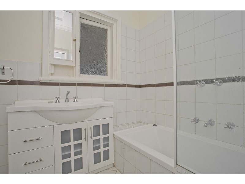 36 Hill View Tce, St James WA 6102