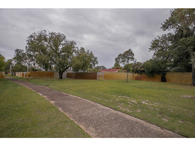 8 Boongala Close, Karawara WA 6152