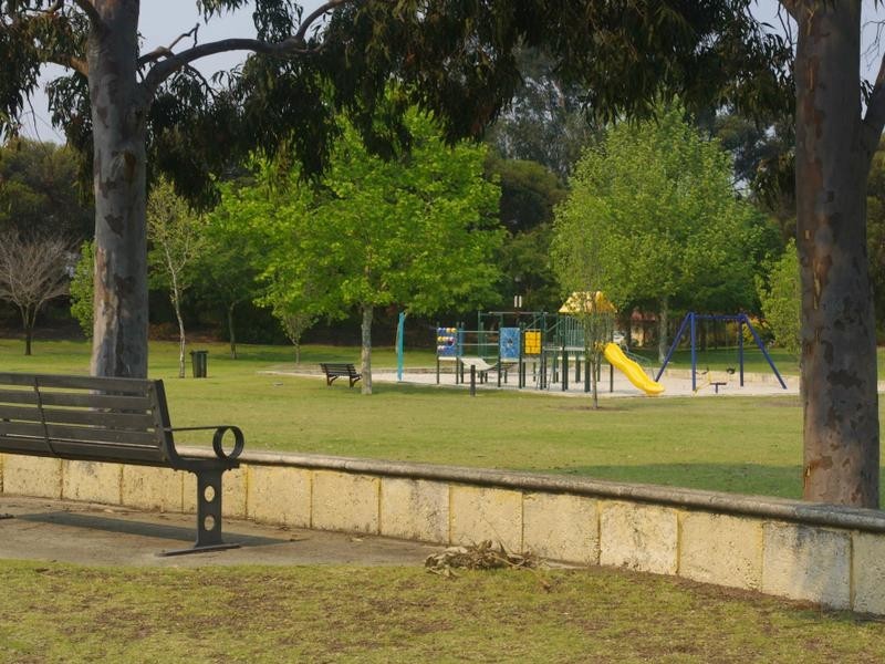 2/13 Pebble Bush Drive, Canning Vale WA 6155