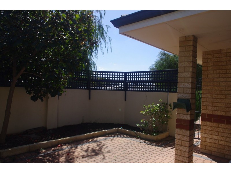 10/2 Boundary Rd, St James WA 6102