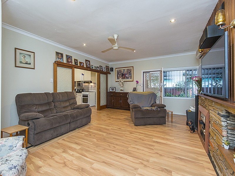 20 Crellin Way, Cloverdale WA 6105