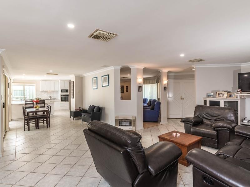 12 Lyonia Court, Forrestfield WA 6058