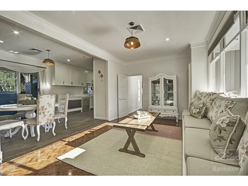 6 Glyn Avenue, Picnic Point NSW 2213