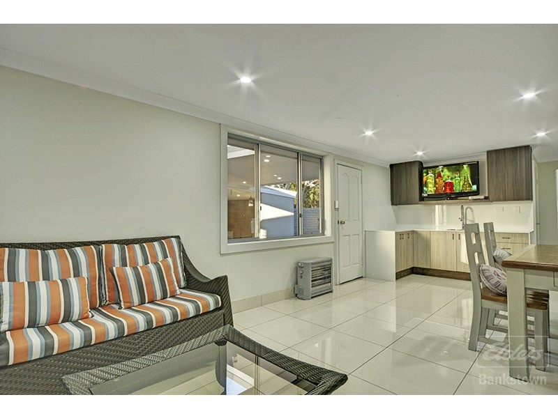 6 Glyn Avenue, Picnic Point NSW 2213