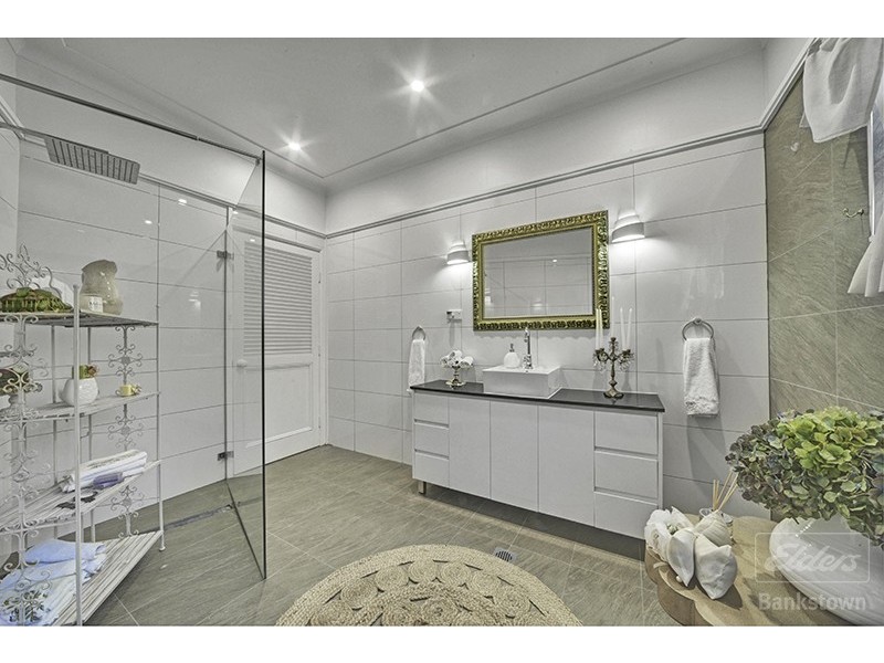 6 Glyn Avenue, Picnic Point NSW 2213