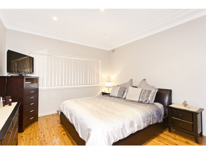 9 Kembla Ave, Chester Hill NSW 2162