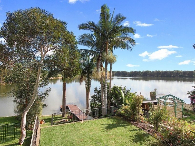 212 Henry Lawson Drive, Georges Hall NSW 2198