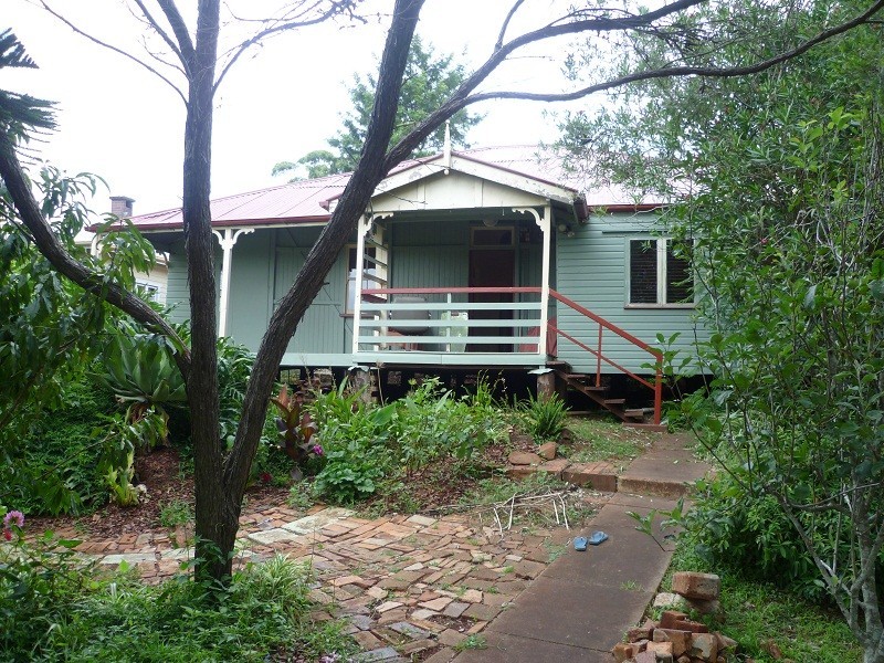 28 Ruthven Street, Mount Lofty QLD 4350