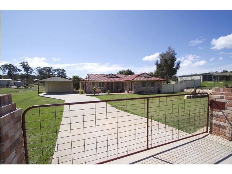 9 Carys Road, Glenvale QLD 4350