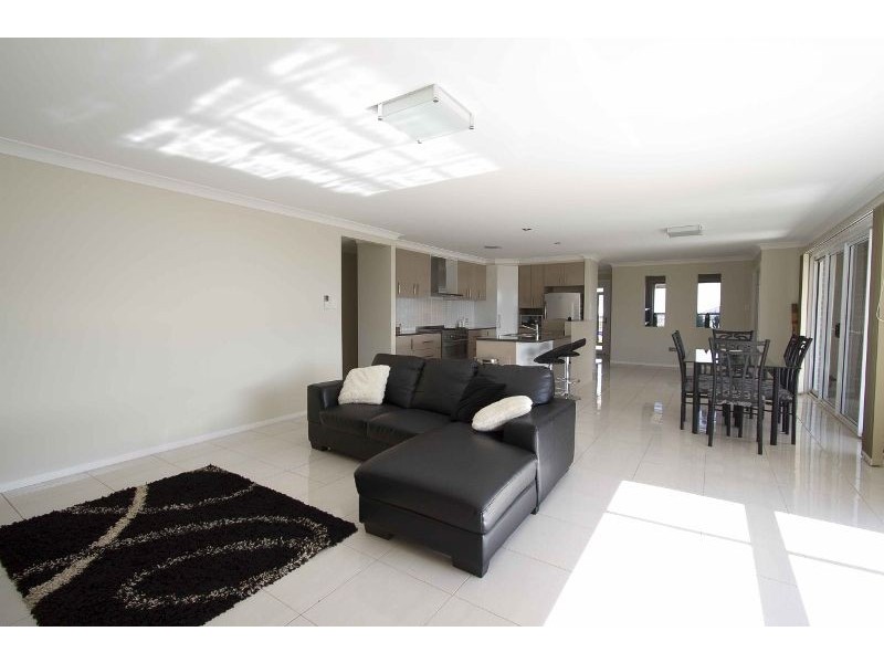 8 Plover Court, Highfields QLD 4352