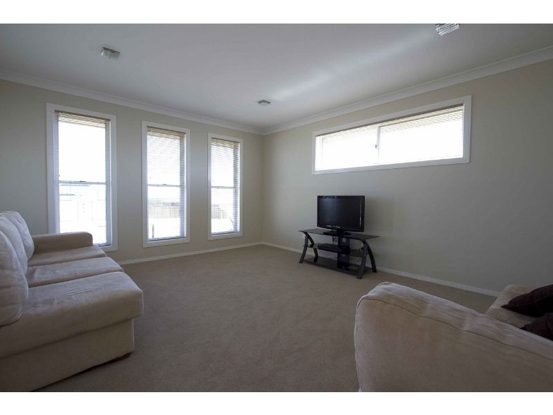 8 Plover Court, Highfields QLD 4352