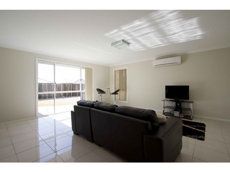 8 Plover Court, Highfields QLD 4352