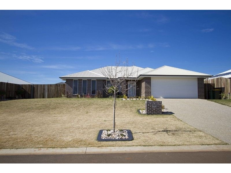 8 Plover Court, Highfields QLD 4352