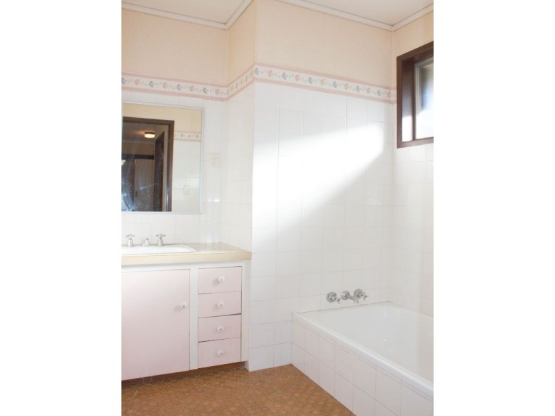 1 Wessex Street, Harristown QLD 4350