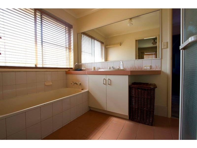 6 Candlebark Court, Glenvale QLD 4350