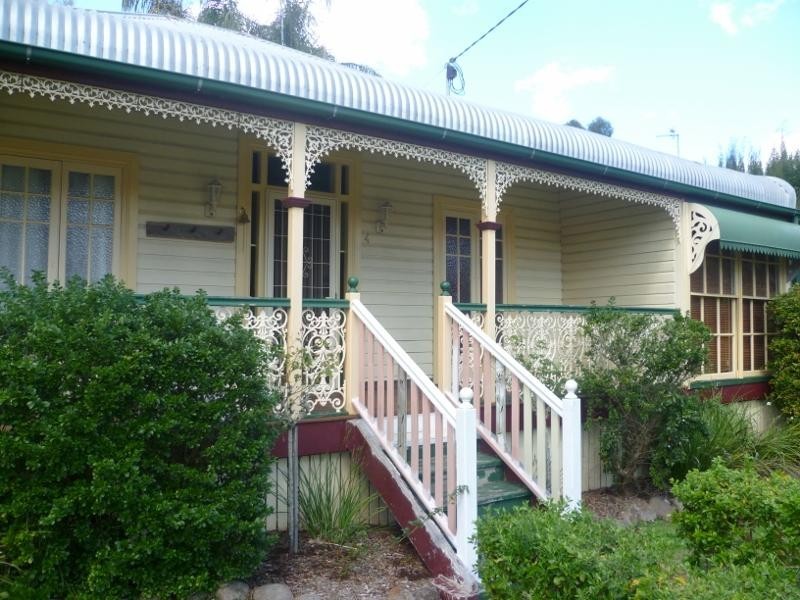 4 Prospect Street, Mount Lofty QLD 4350