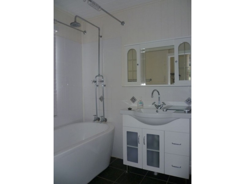 4 Prospect Street, Mount Lofty QLD 4350