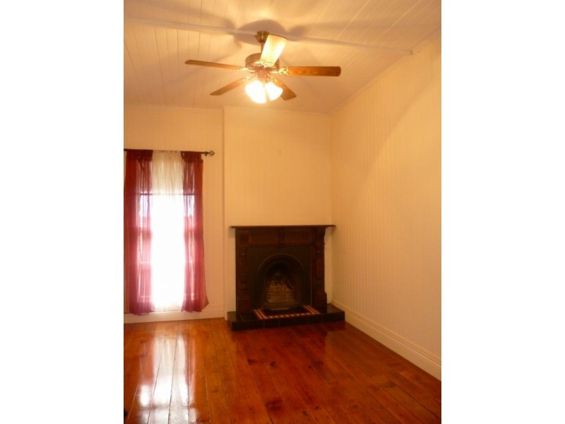 4 Prospect Street, Mount Lofty QLD 4350