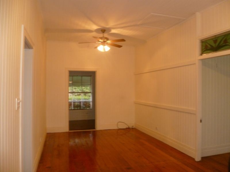 4 Prospect Street, Mount Lofty QLD 4350